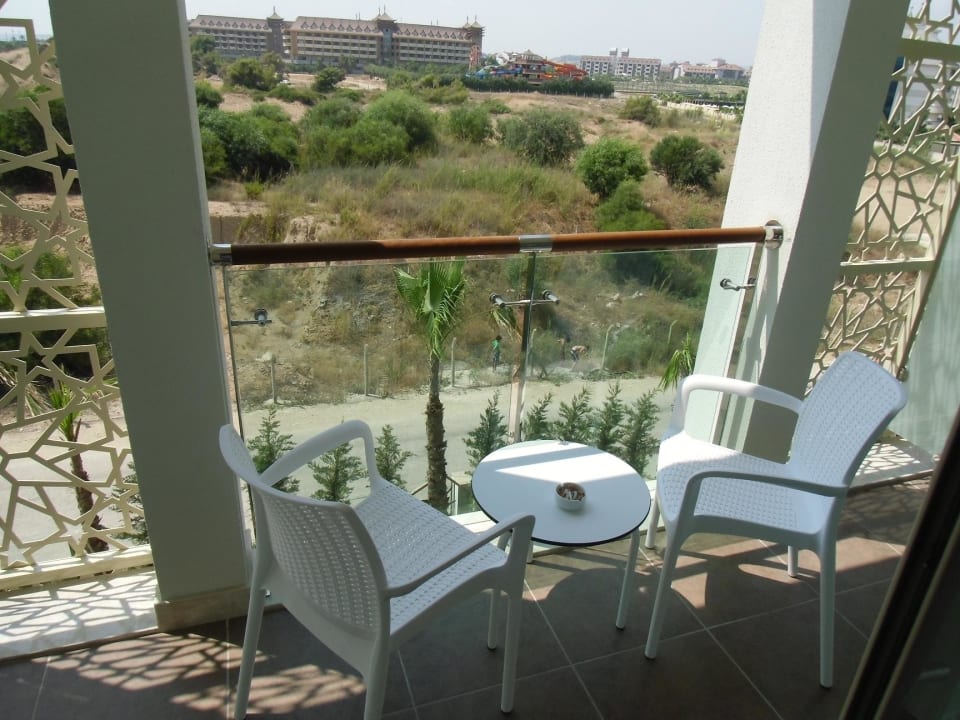 Landblick auf die laut animierten Nachbarhotels Sentido Trendy Verbena Beach