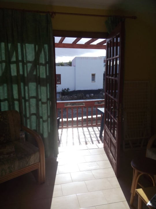 Wohnbereich mit Sicht auf Balkon Bungalows Castillo Beach