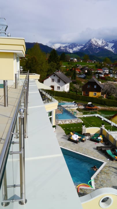 Ausblick von Terrasse auf Pool und Landschaft Dilly - Das Nationalpark Resort