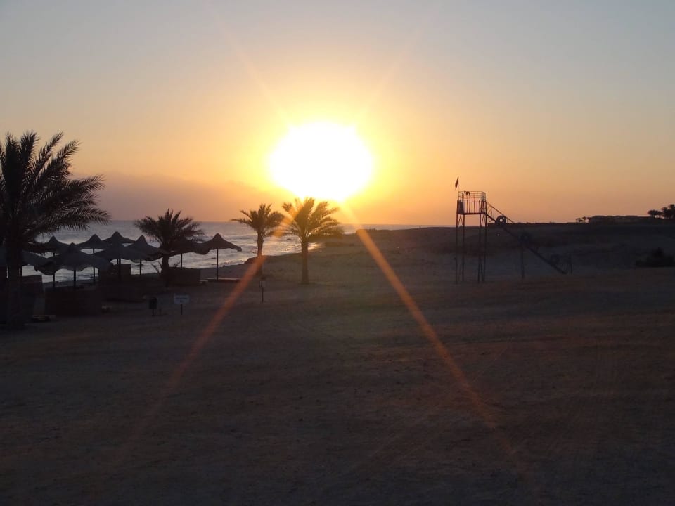 Wschód śłońca Three Corners Sea Beach Resort