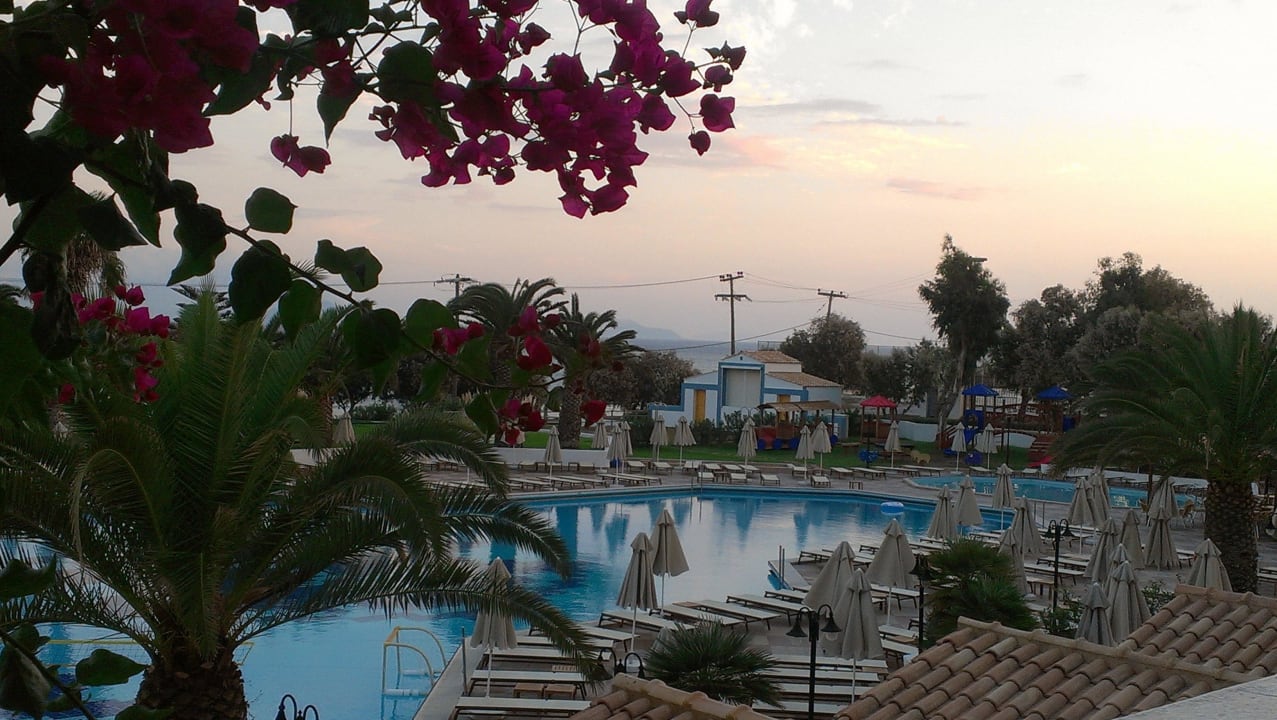 Blick von Restaurantterrasse auf Pool Lagas Aegean Village