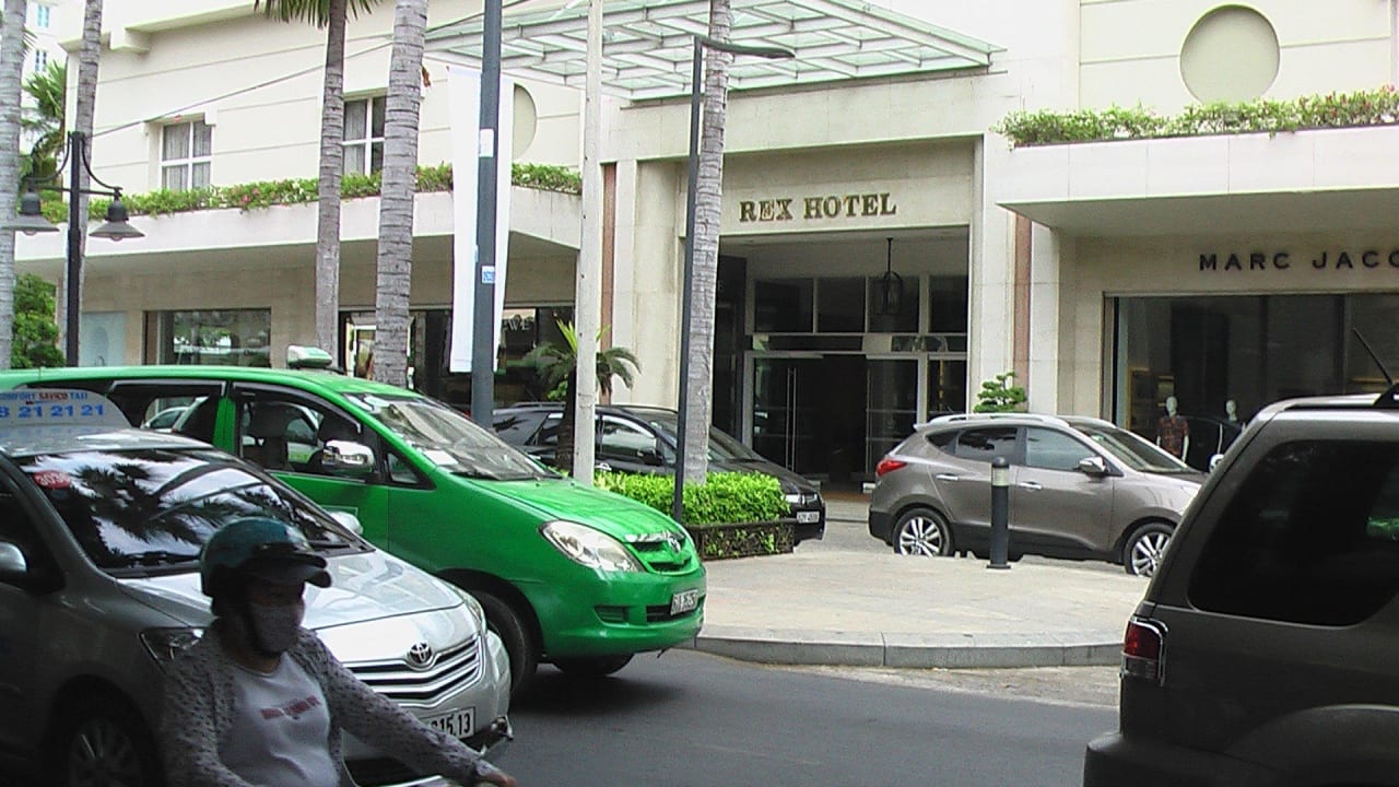 Viel Verkehr vorm Hotel  Hotel Rex