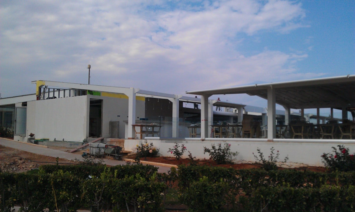 Baustelle Poolbar bei Anreise Asterias Beach
