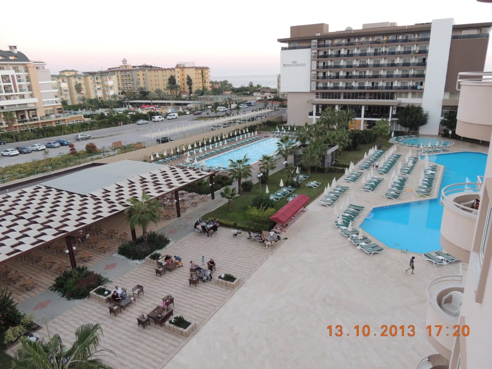 Teilansicht Poolanlge 3 Pools Hotel Royal Garden Beach