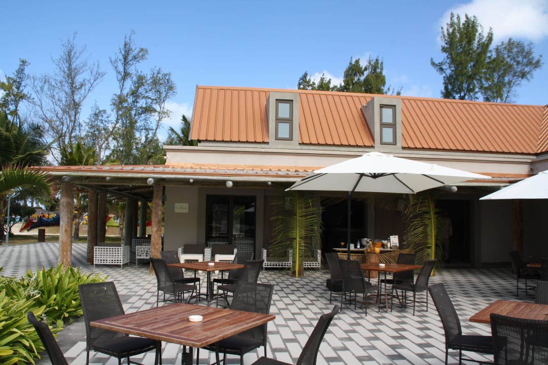Poolrestaurant Crystals Beach Resort Belle Mare, a member of Radisson Individuals