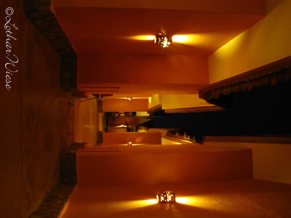 Zwischen den Bungalows, abends.  Pickalbatros Jungle Aqua Park Resort - Neverland Hurghada