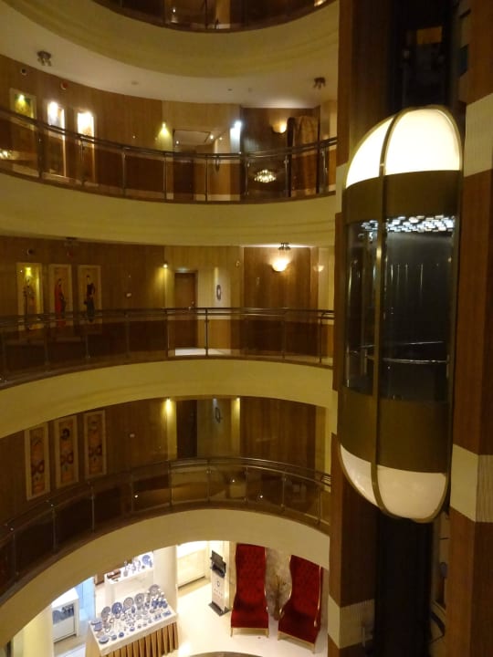 Wewnetrzne lobby Hotel Safir