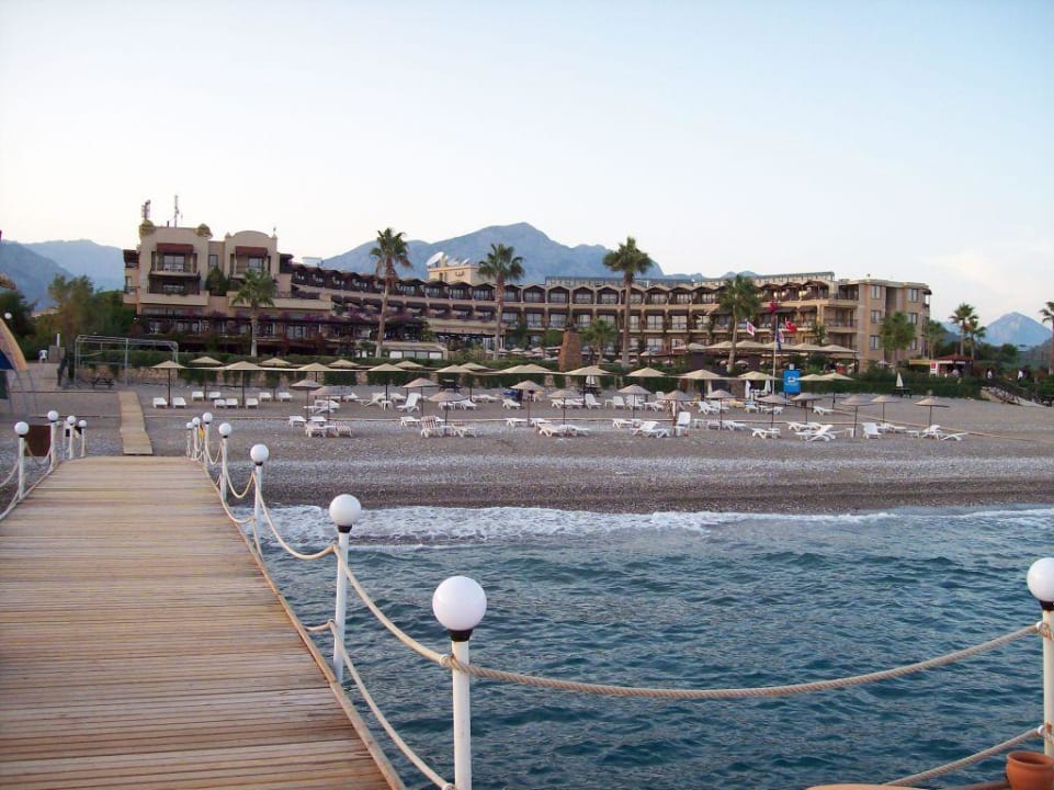 Blick vom Steg aus  zum Hotel Armas Labada