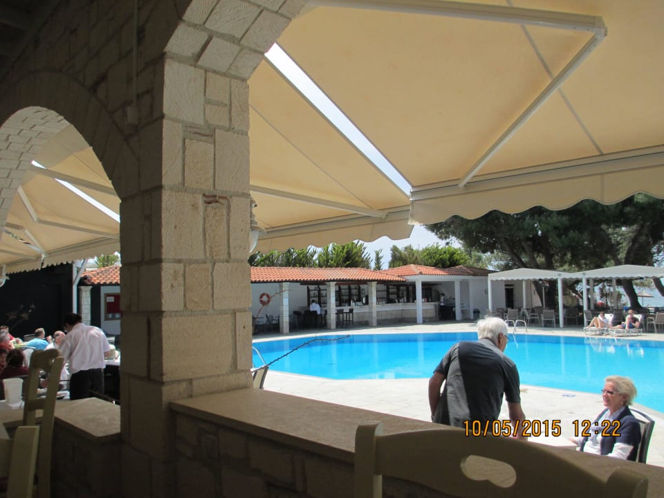 Poolansicht aus der Taverne Hotel Portes Beach
