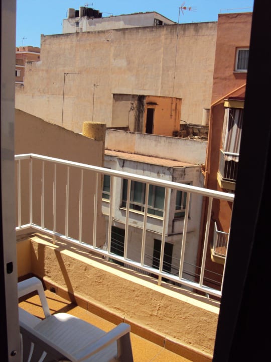 Kleiner Balkon mit 2 Stühlen+ mini-wäscheständer Hotel Riutort