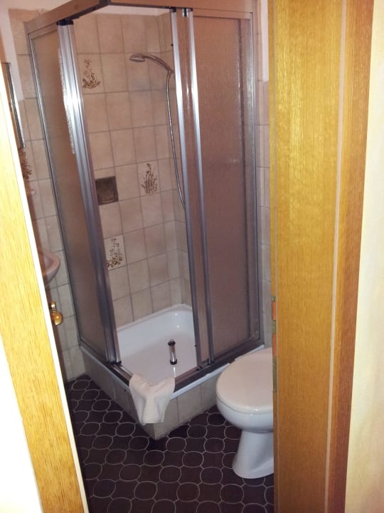 Einzelzimmer mit sehr kleinem Bad jedoch sauber Hotel Am Damenpfad mit Haus Seeblick