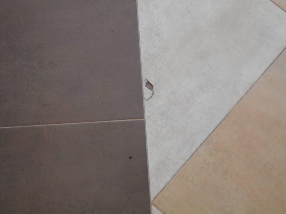 Kaputte Bodenplatten Playamarina Hotel