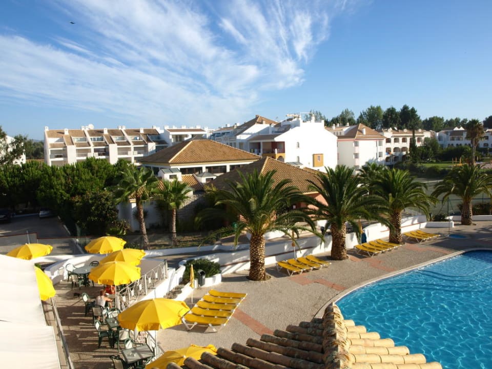 Widok na taras restauracji i basen kryty Golden Club Cabanas