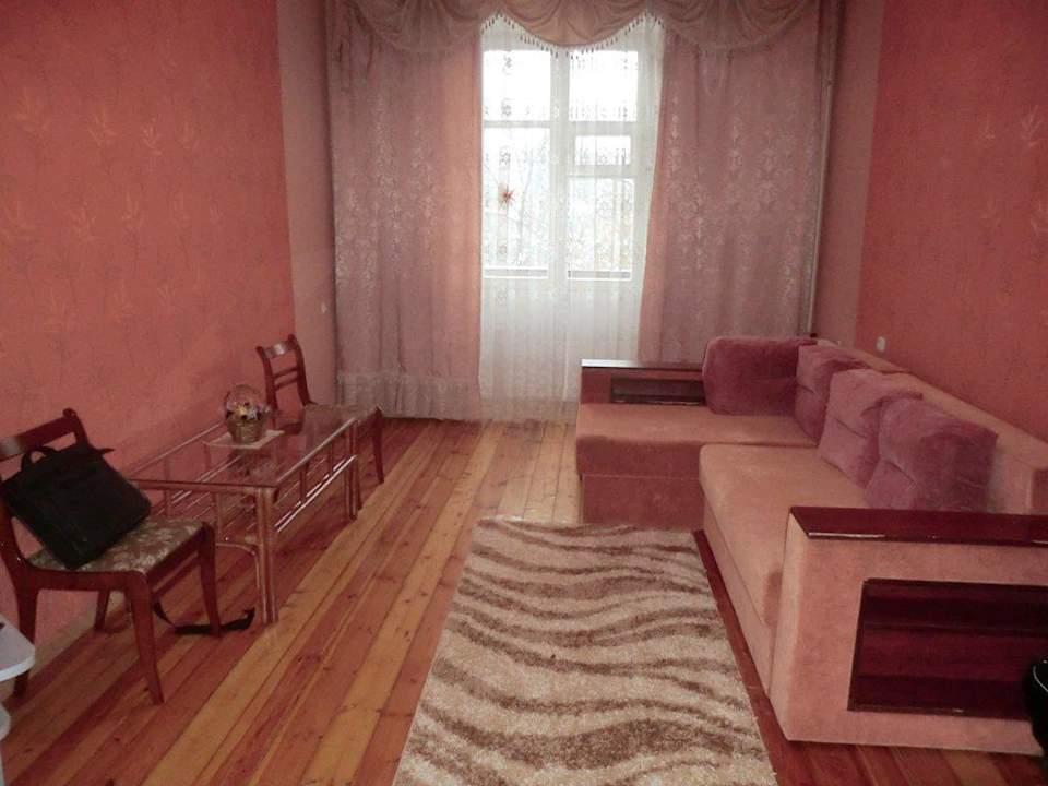 Wohnzimmer extrem abgenutzte Möbel Apartment Minsk Flat 1 Myasnikov Street No. 17