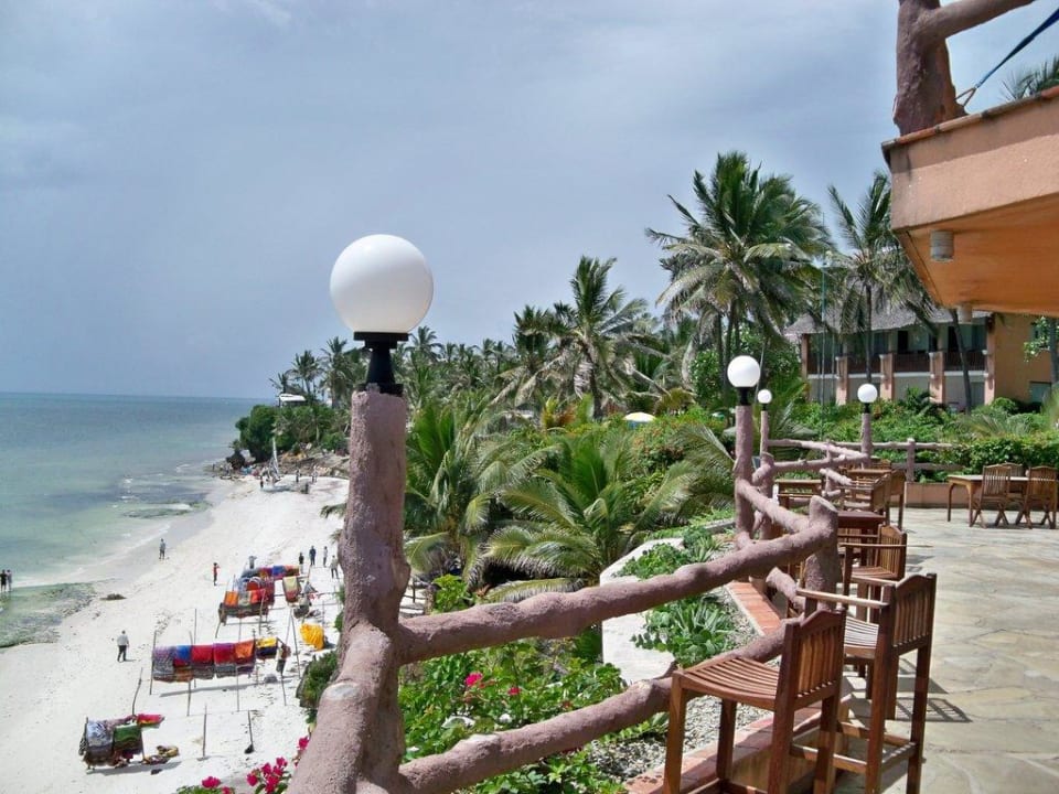 Blick Poolbar zum Strand Bahari Beach Hotel