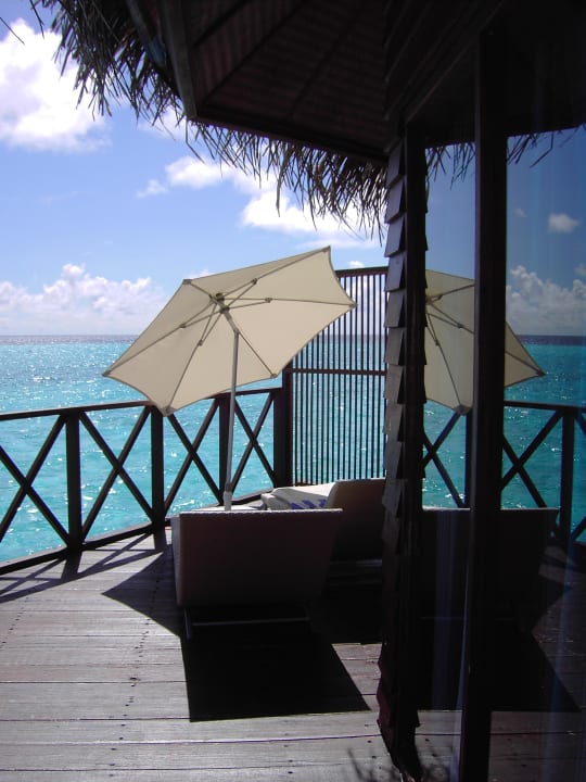 Balkon des Wasserbungalows Angaga Island Resort