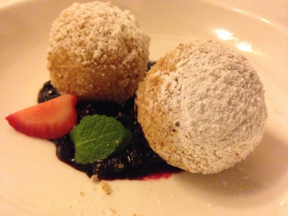 Desser - Mit Nougat gefüllte Kugeln auf Fruchtsoße Hotel Dachstein