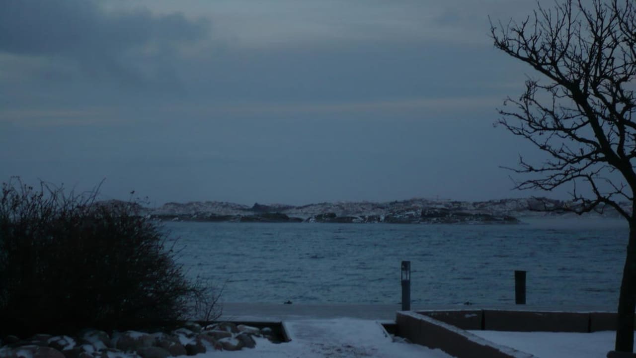 Aussicht zwischen zwei Gebäuden aufs Fjörd Gullmarsstrand Hotel