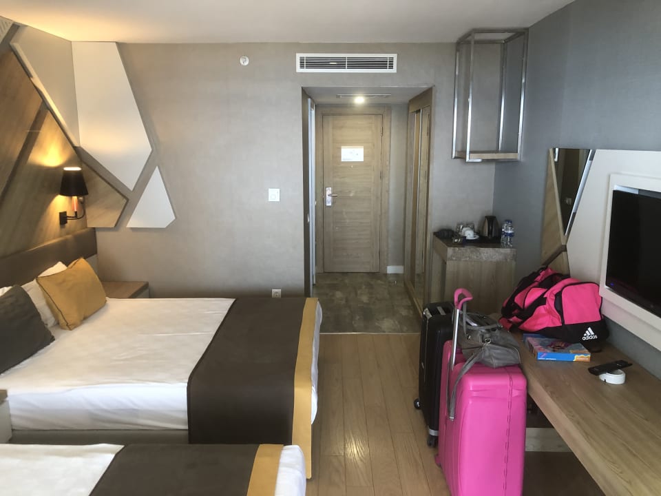 Zimmer Saturn Palace Resort Hotel