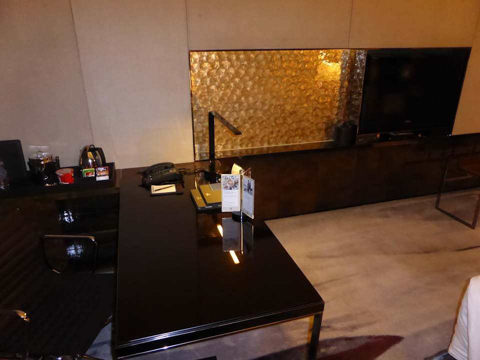 Schreibtisch & TV Hilton Guangzhou Tianhe