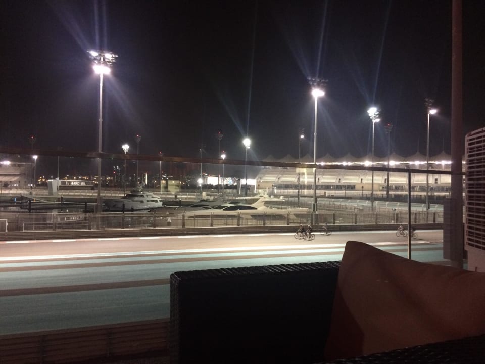Ausblick von der Terrasse auf die Rennstrecke W Abu Dhabi - Yas Island