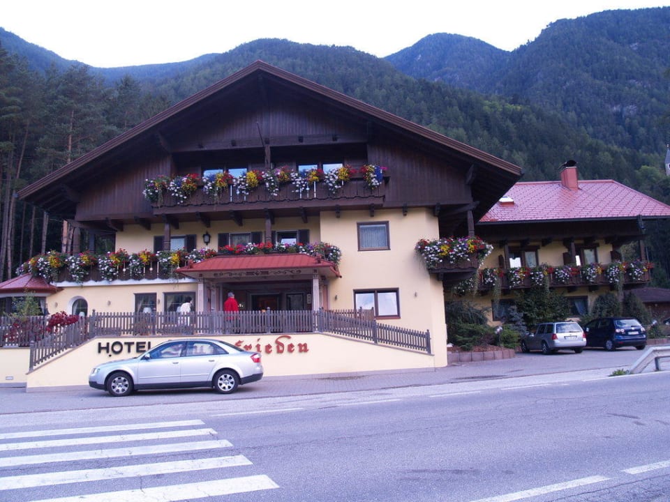 Von der Strasse aus zum Eingang Hotel Burgfrieden