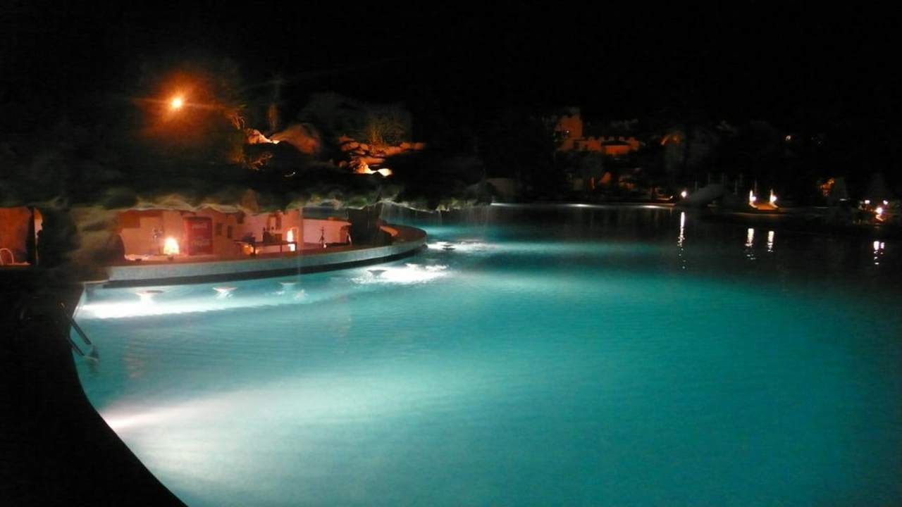 Basen nocą Mahdia Beach & Aquapark