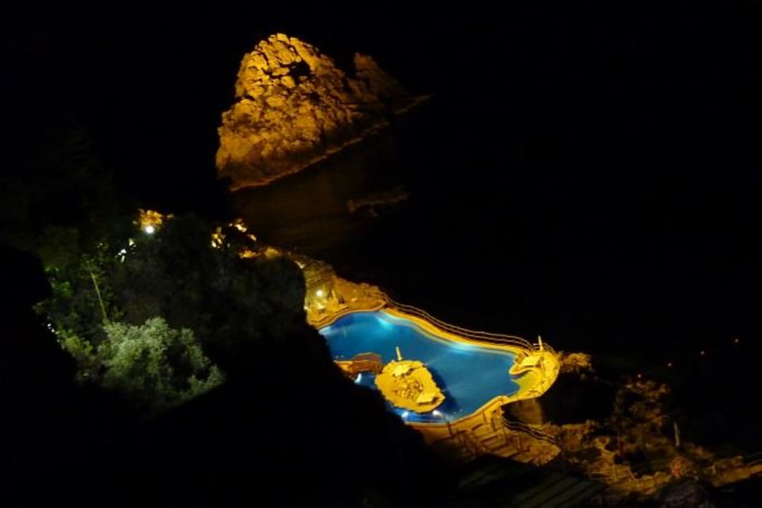 Poolanlage bei Nacht UNAHOTELS Capotaormina