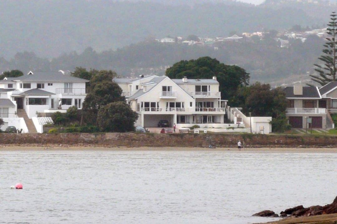 Außenansicht von der anderen Seite der Lagune Amanzi Island Lodge
