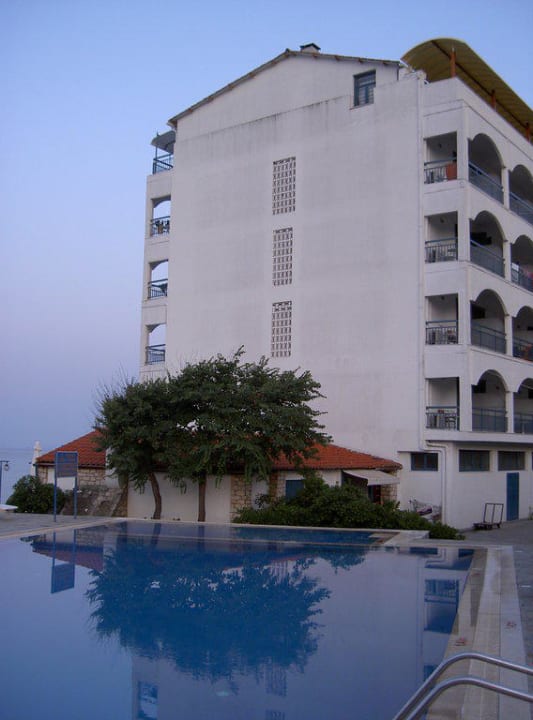 Blick vom Pool in Richtung Hotel Ammon Zeus Luxury Beach Hotel