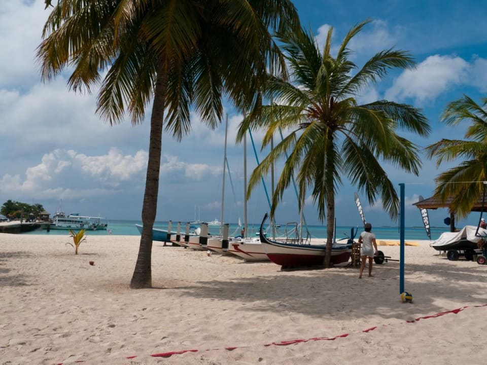 Strand an der Tauchschule Kuredu Island Resort & Spa