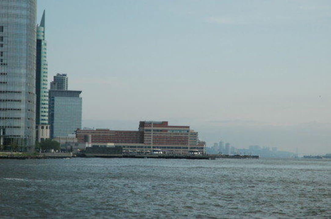 Blick vom Liberty State Park zum Hotel Hyatt Regency Jersey City On The Hudson