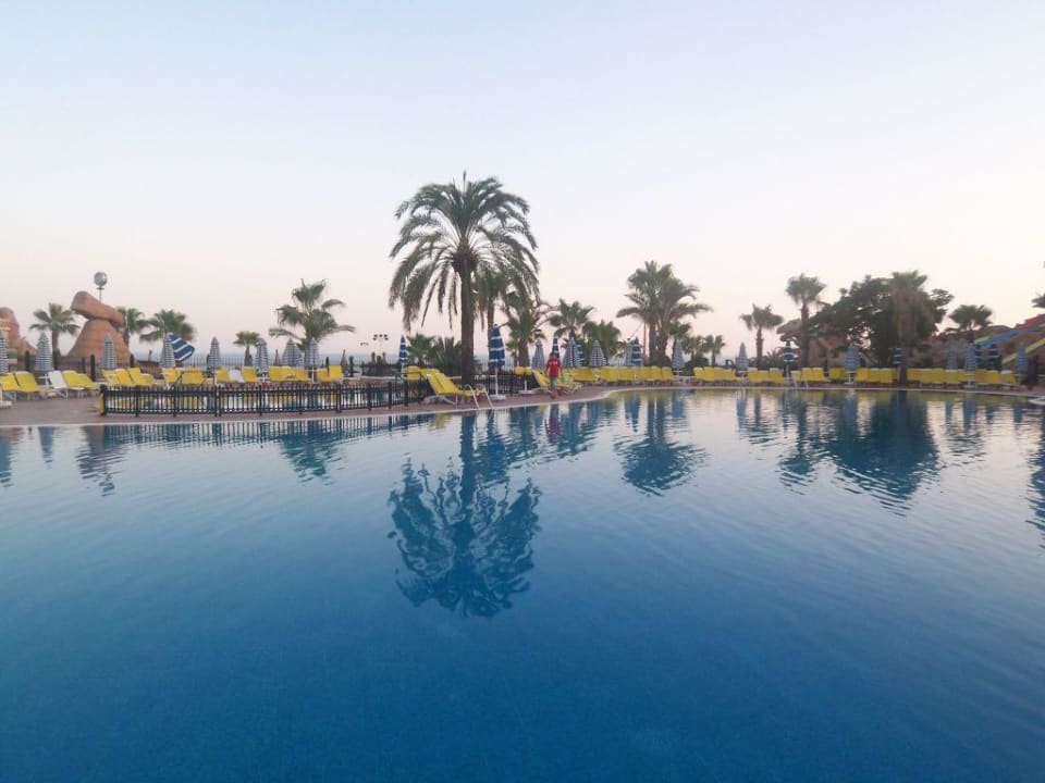 Abendstimmung am Pool Kamelya Aishen Club