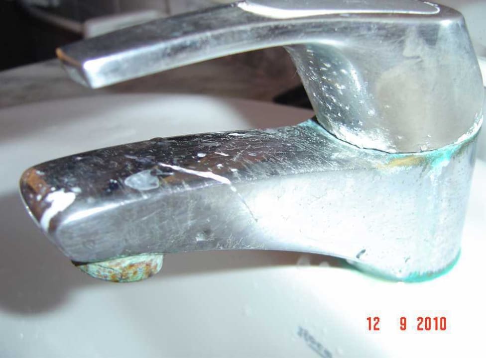 Badarmaturen im oberen und unteren Bad Hotel Nuramar