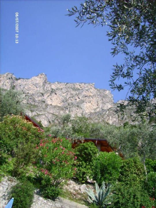 Blick vom Pool auf die Berge Relax Hotel Villa La Gardenia & Oleandra