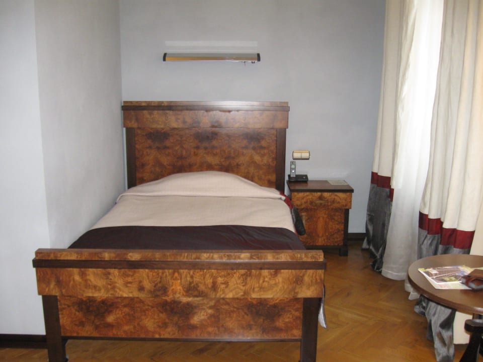 Zimmer 103 - Bett Hotel Monopol