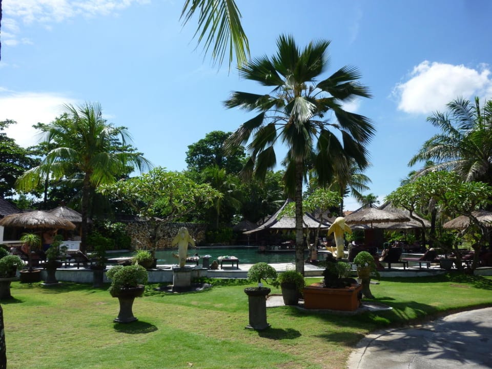 Gepflegte Gartenanlage Hotel Keraton Jimbaran Resort