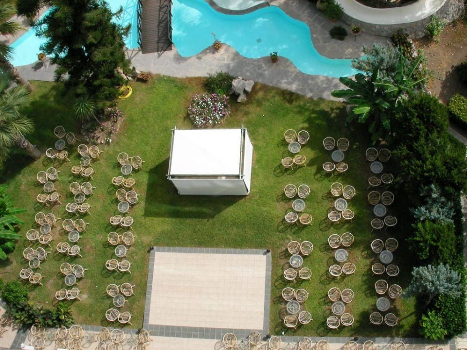 Musikbühne mit Tanzfläche von oben Hotel Calypso Beach