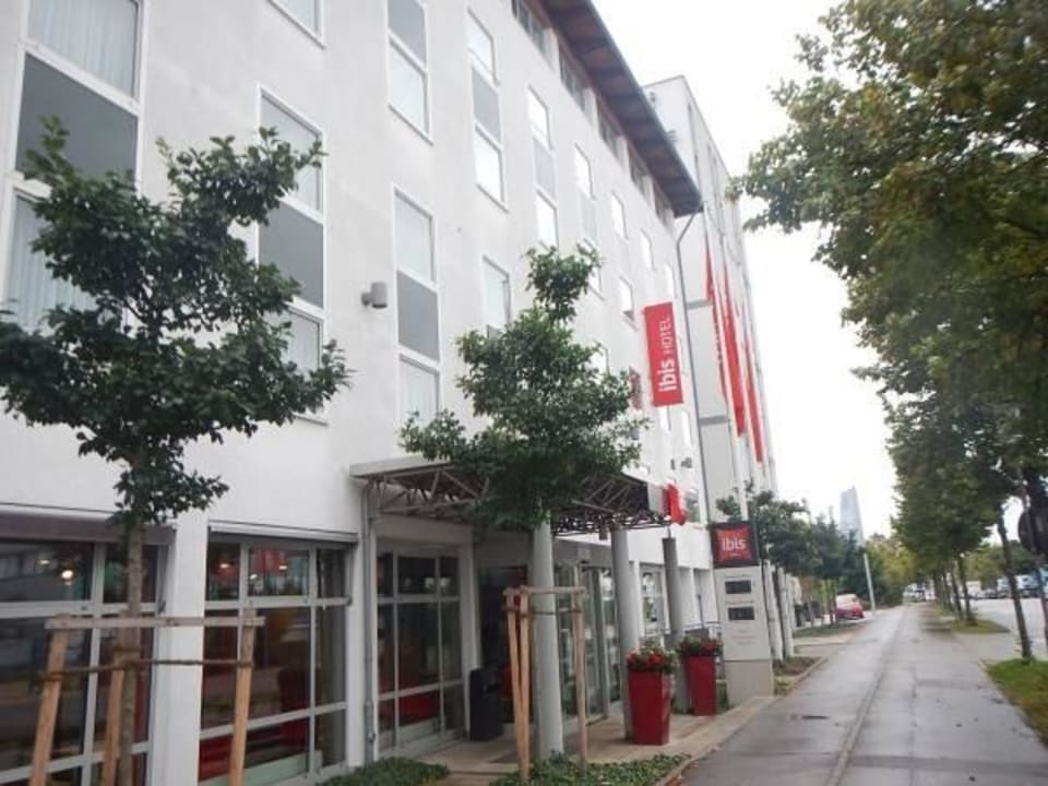 Frontvorderansicht Hotel Ibis München Garching