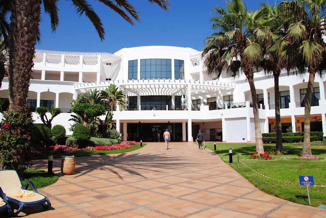 Hotel od strony basenu i plaży Iberostar Waves Founty Beach