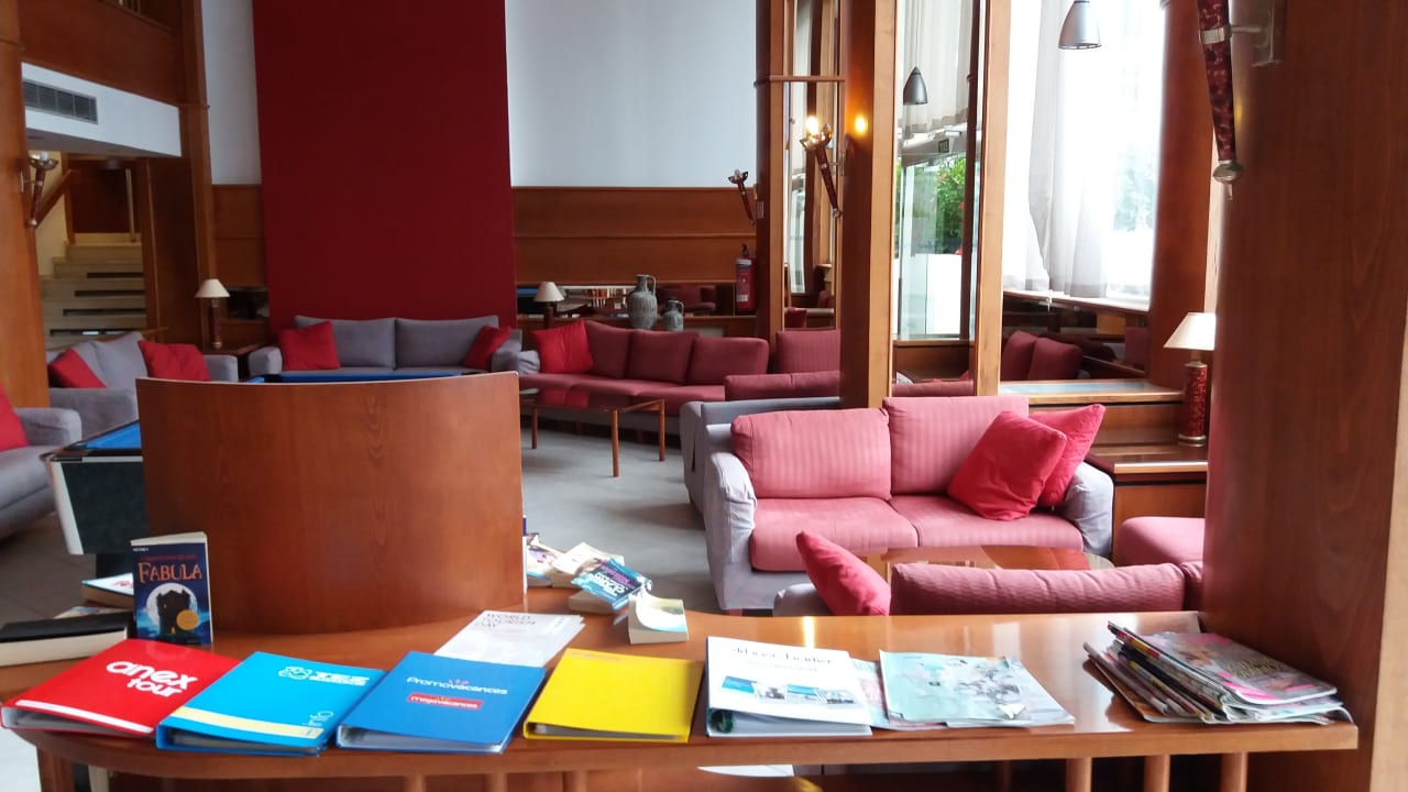 Sitzgelegenheiten und Reiseleitermappen Belair Beach Hotel