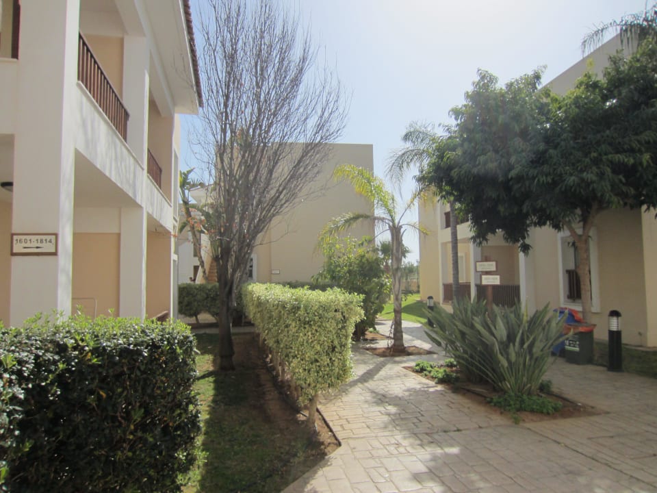 Wege zu den Studios durch gepflegte Gartenanlage Aktea Beach/Holiday Village