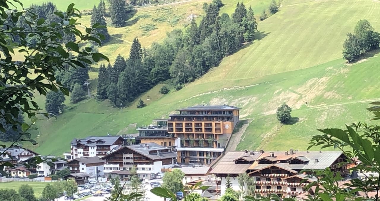 "Außenansicht von der gege..." DAS EDELWEISS Salzburg Mountain Resort