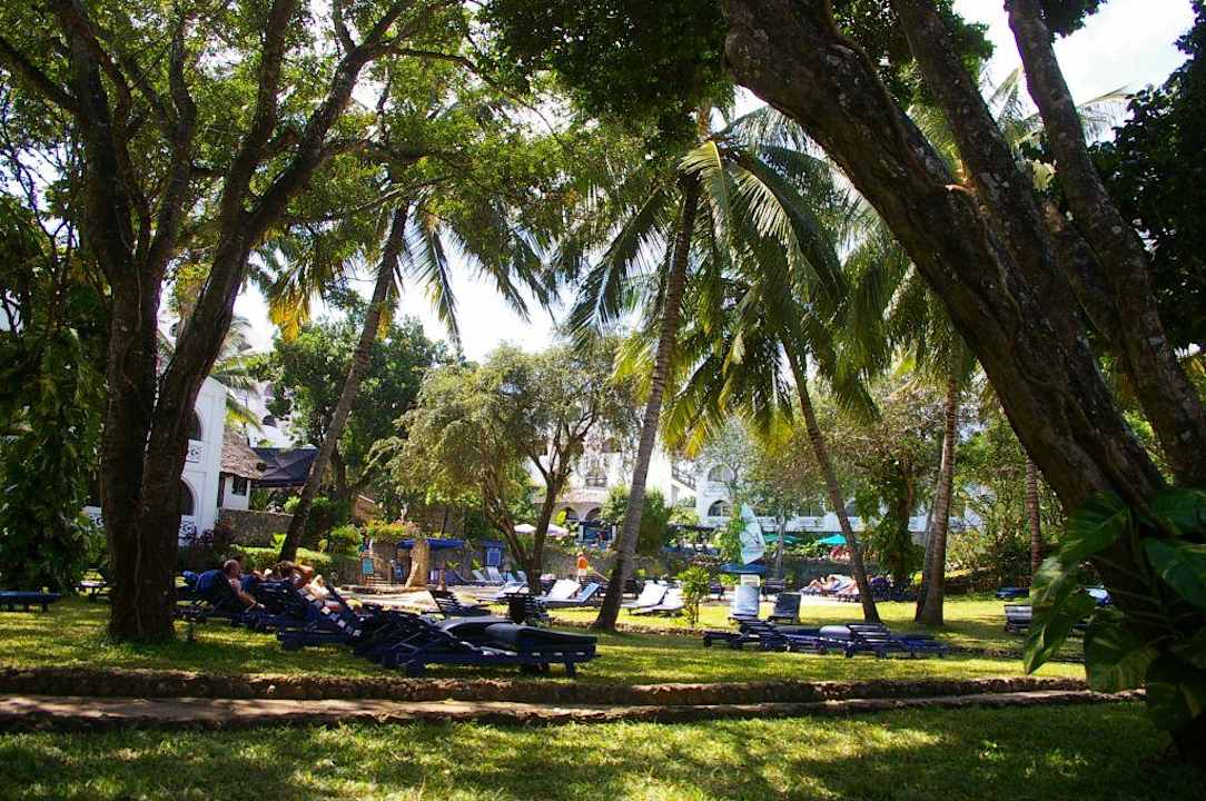 Die Liegewiese zwischen Pool und Strand! Kaskazi Beach Resort