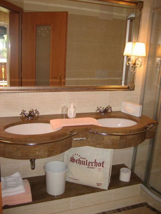 "Das Bad...die Waschbecken und der Spiegel" Vitalpina Hotel Schulerhof