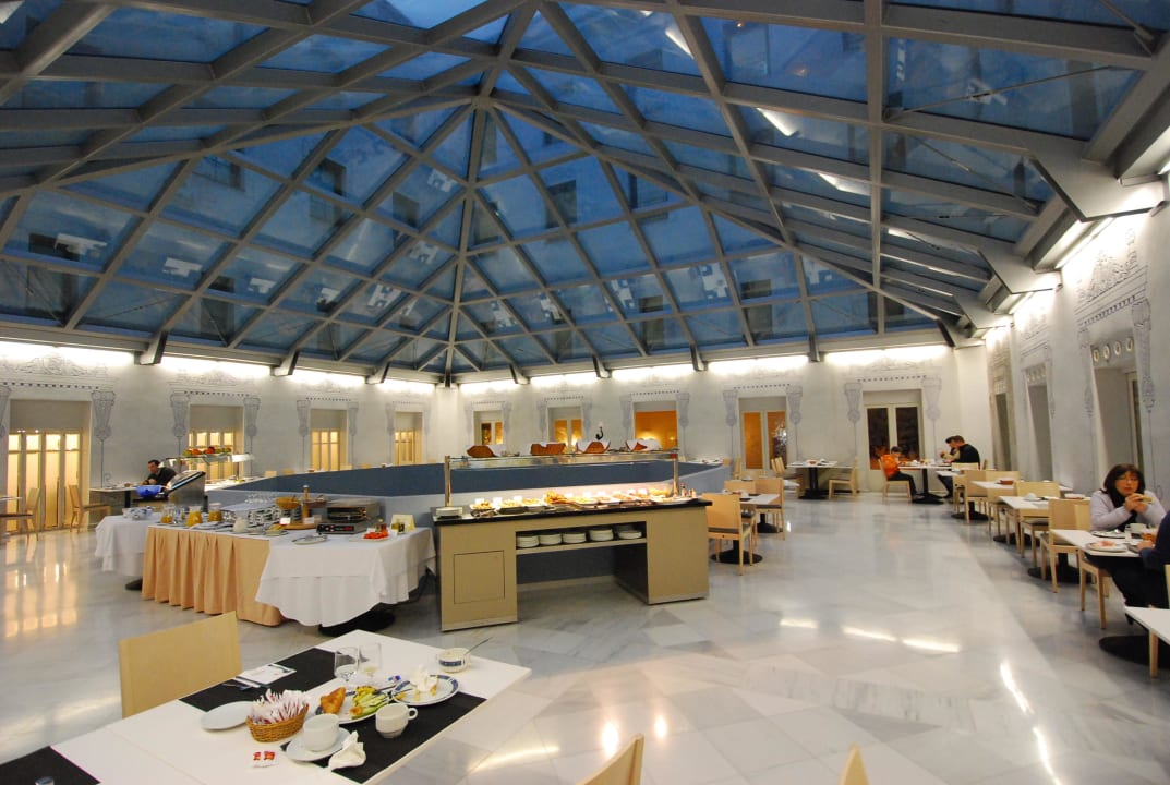 Frühstücksraum überdachter Innenhof Hotel  Atiram Oriente