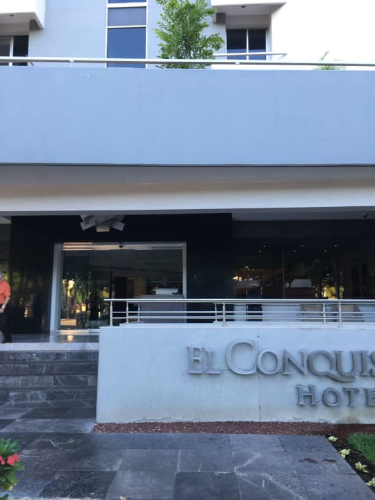 Blick auf den Eingang Hotel El Conquistador