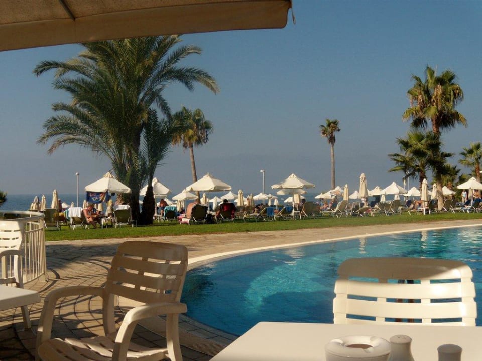 Blick über den Pool aufs Meer Akti Beach Village Resort