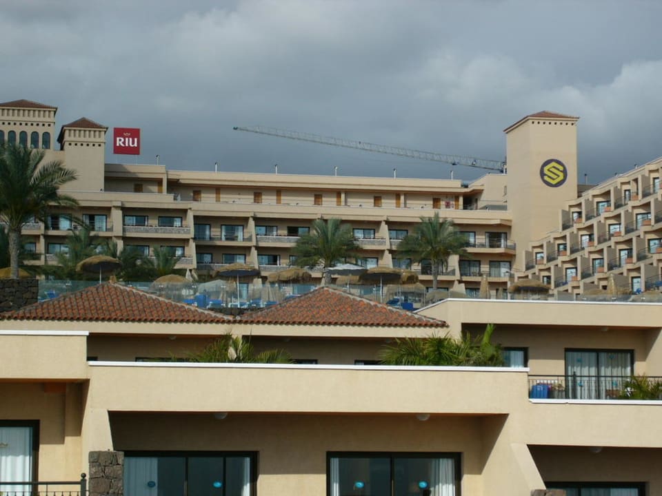 Blick vom Garten aufs Hotel Hotel Riu Buenavista