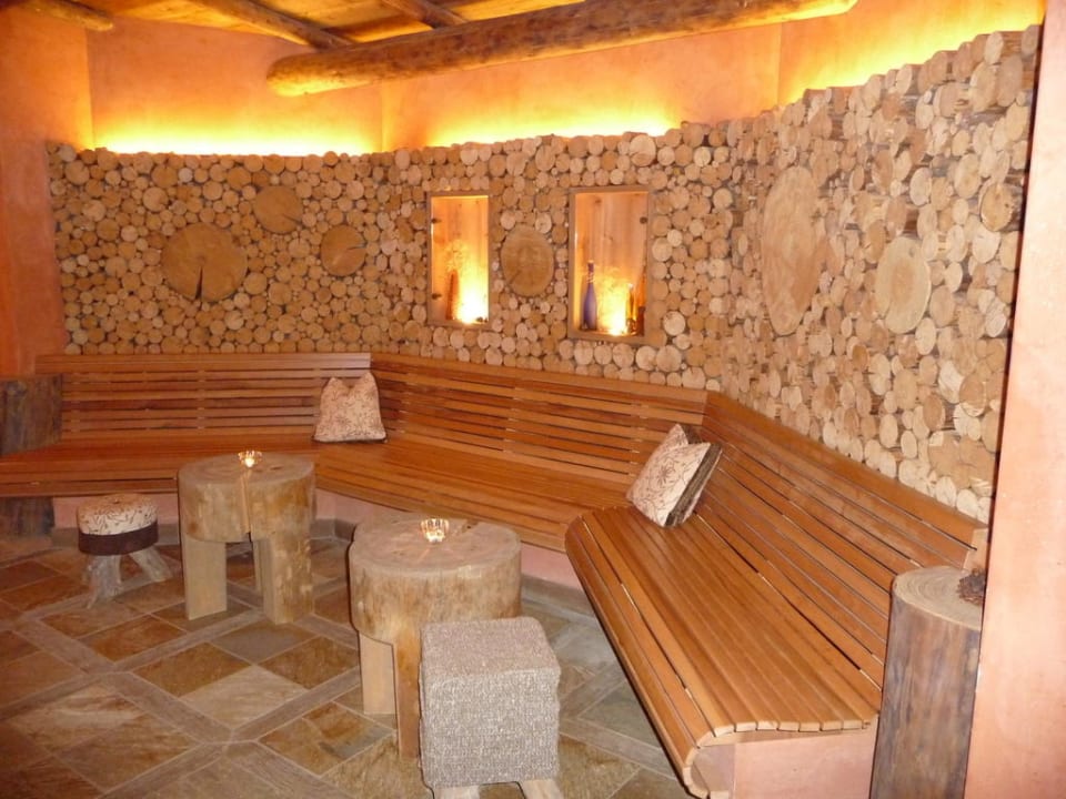 Vorraum zur Saunalandschaft Hotel Alpin Spa Tuxerhof